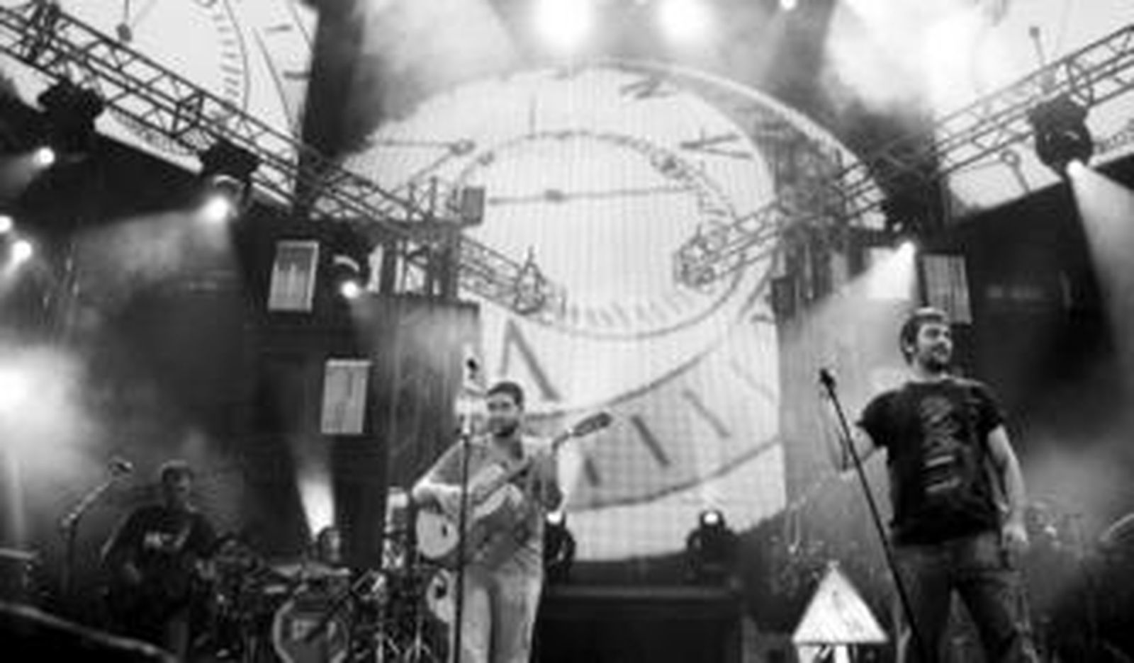 Más de 6.000 personas saltaron durante dos horas al ritmo marcado por Estopa.