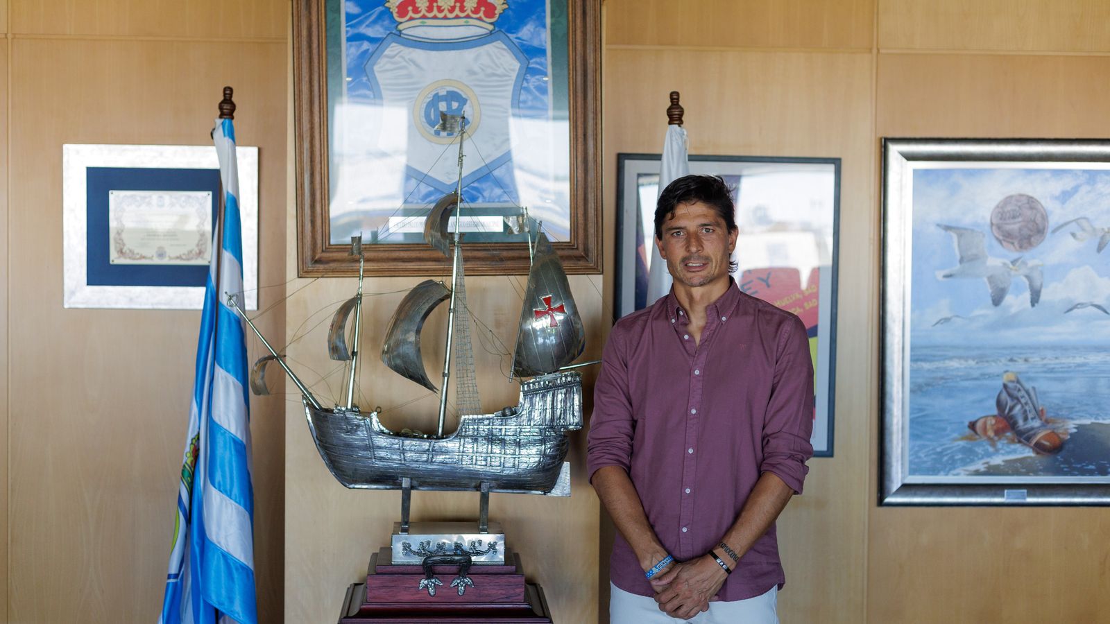 Jesús Vázquez, junto a la Carabela de Plata.