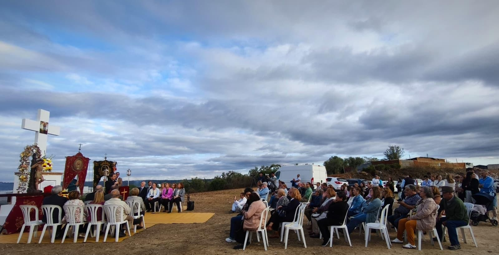 Momento en que es bendecido el monumento en el Cerro Palito