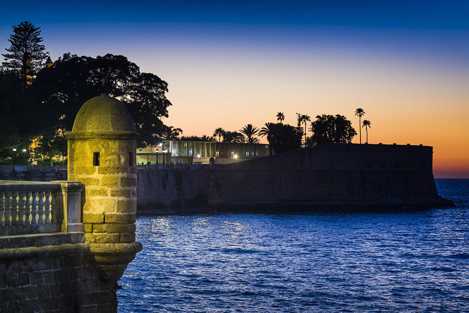Borde marítimo amurallado de la Alameda.