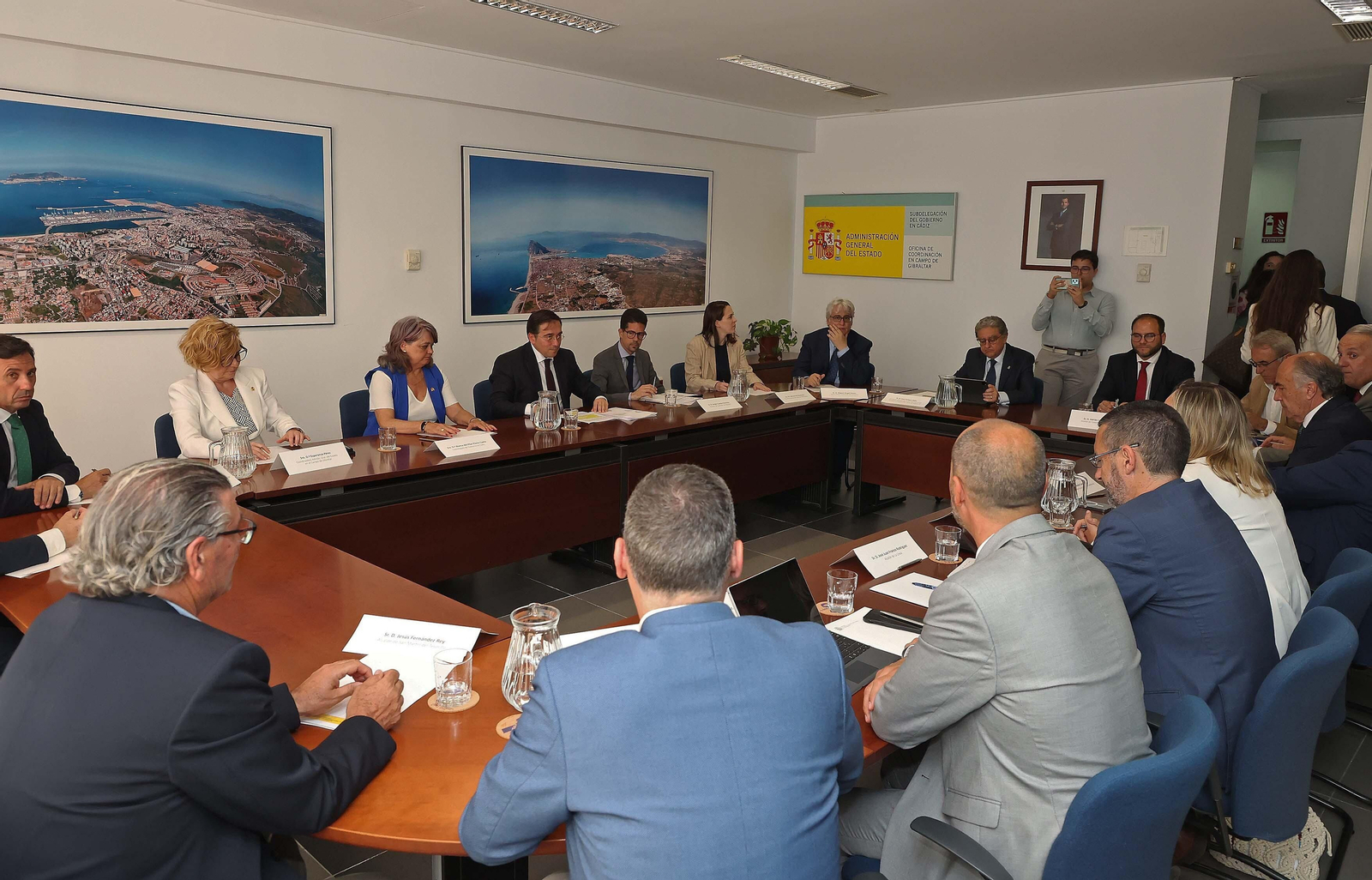 La reunión sobre el Brexit entre los alcaldes de la comarca y el ministro de Exteriores José Manuel Albares, en imágenes