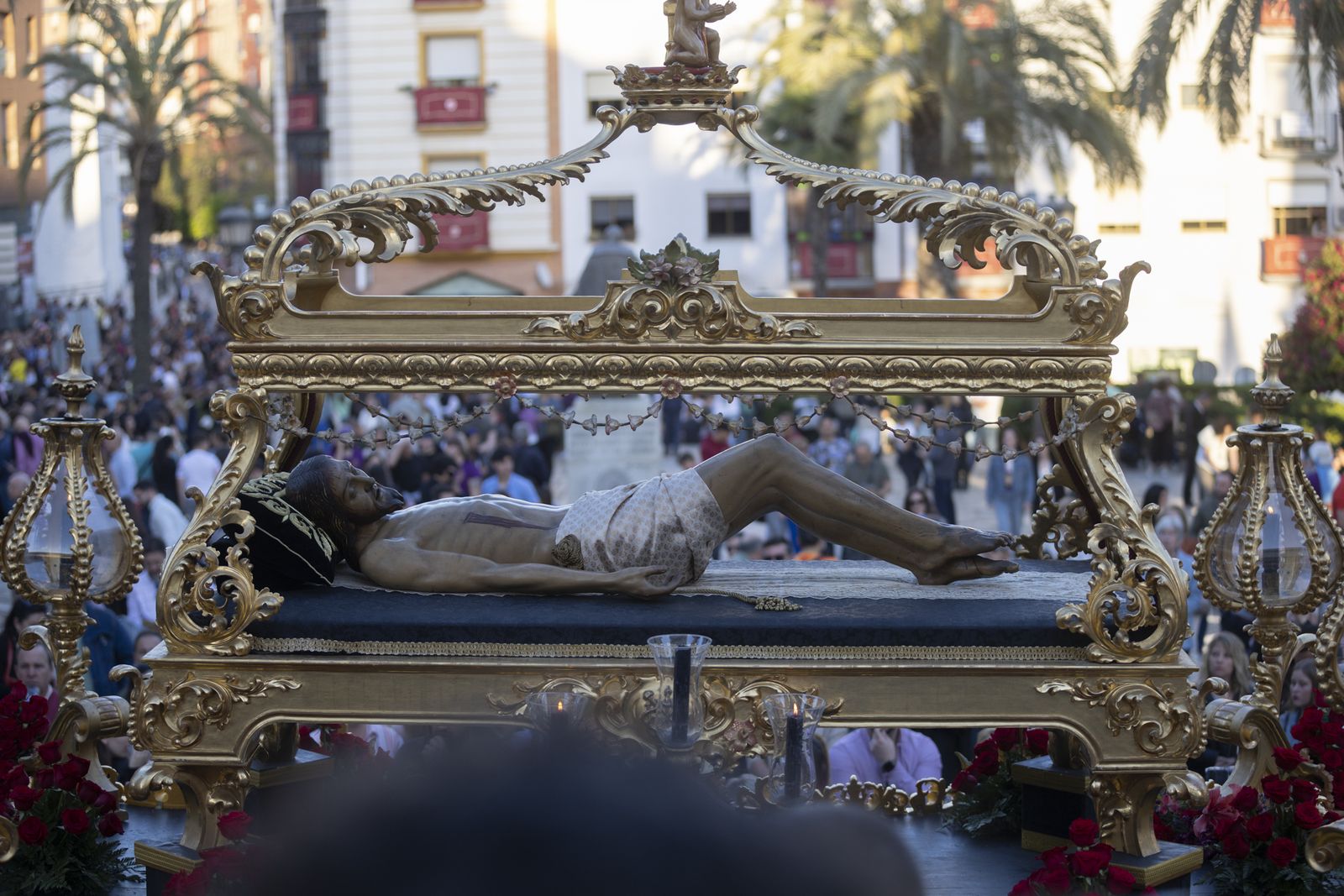 La Hermandad del Santo Entierro de la Semana Santa de Huelva 2023, en imágenes