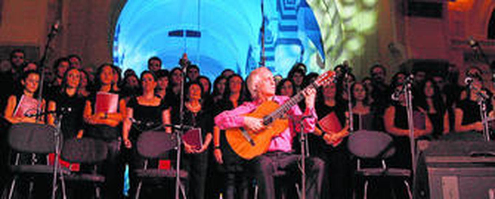El guitarrista Paco Peña, al comienzo de su actuación en la Mezquita-Catedral, con el Coro Ziryab al fondo.