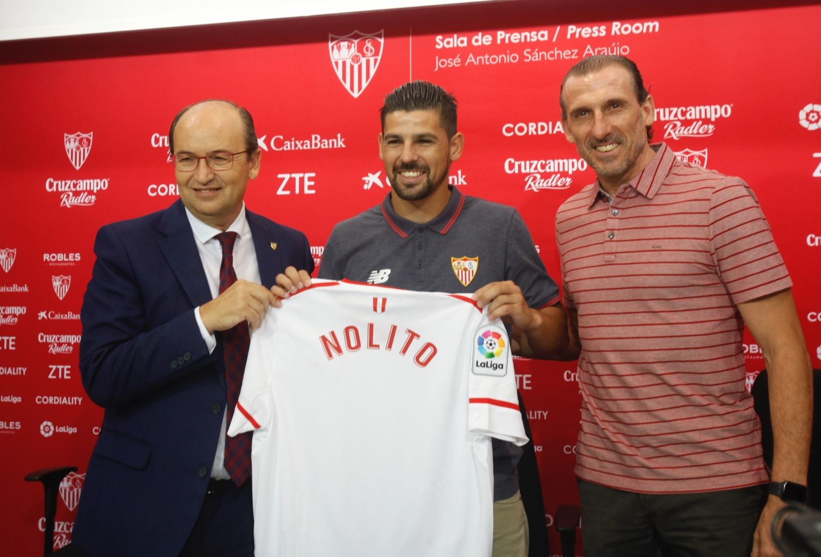 Nolito, muy sonriente, entre Castro y Arias