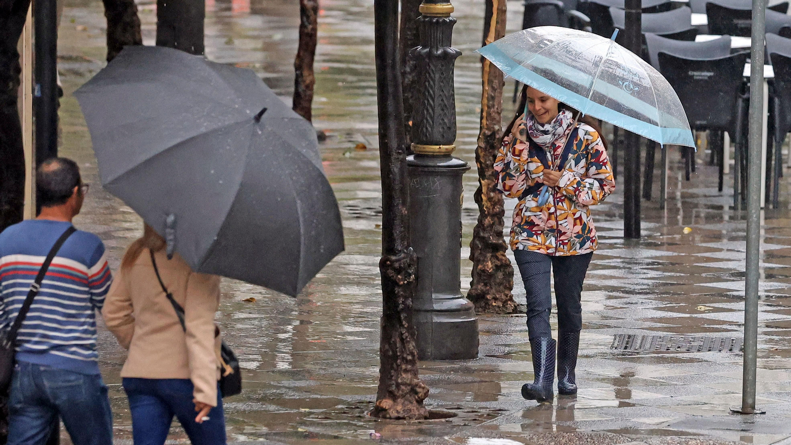 Varias personas con paraguas, este martes en el centro de Jerez.