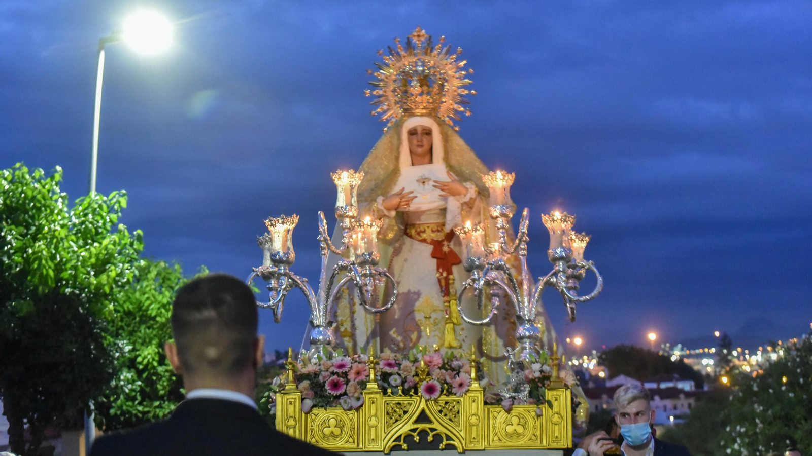 Las fotos de la Virgen de la Salud procesionando en la barriada de San Garcia