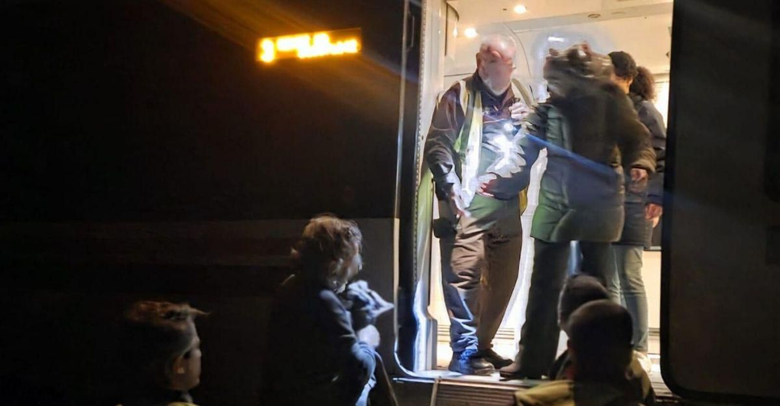 Los pasajeros del Media Distancia Huelva-Sevilla de este lunes siendo atendidos por la Guardia Civil.