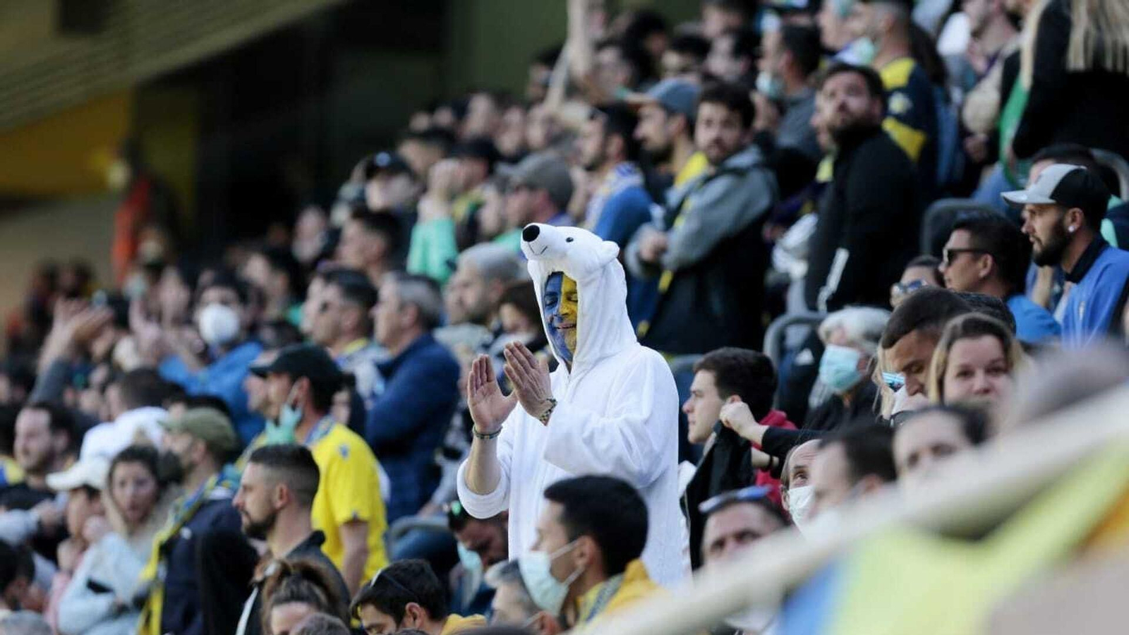 Un seguidor disfrazado entre la multitud en el Cádiz-Rayo.