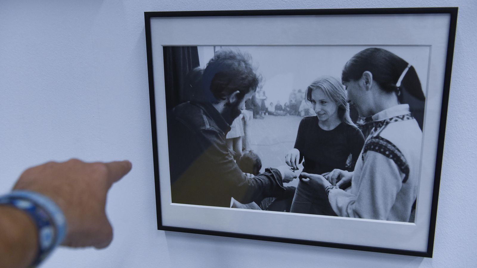 Documentación de otra de las 'performances' de Ivekovic.