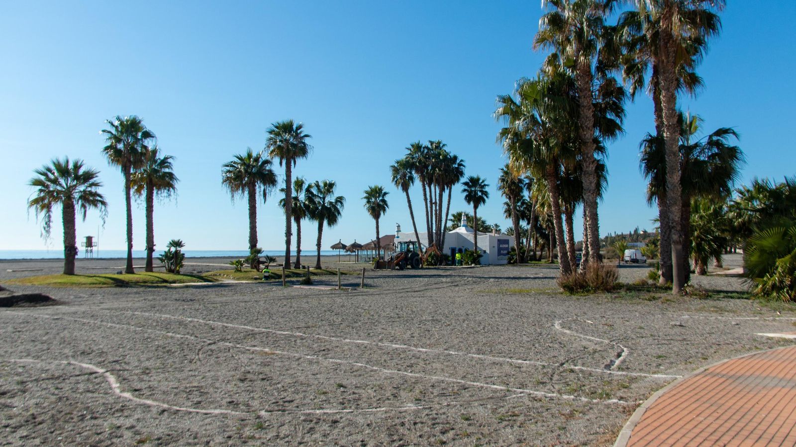 Unas líneas blancas en la arena evidencian por donde transcurrirá la senda