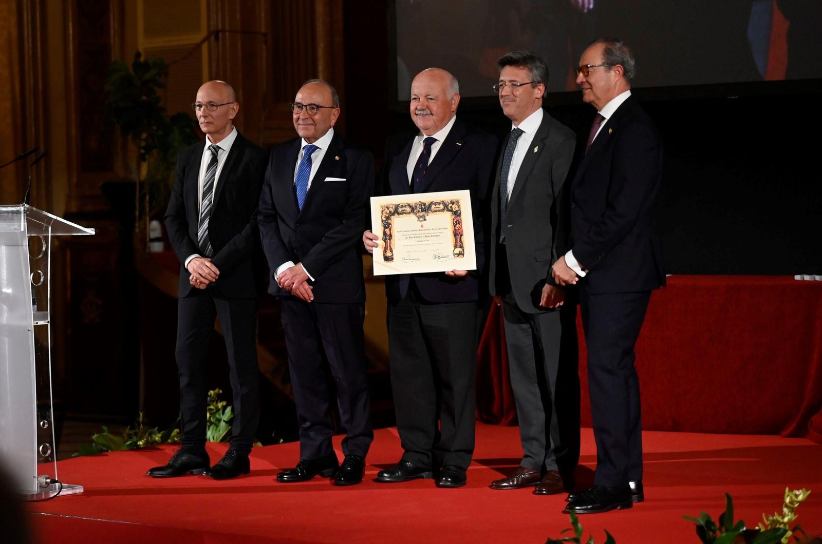 Ls imágenes de la entrega de insignias y la Medalla de Oro del Real Círculo de la Amistad de Córdoba