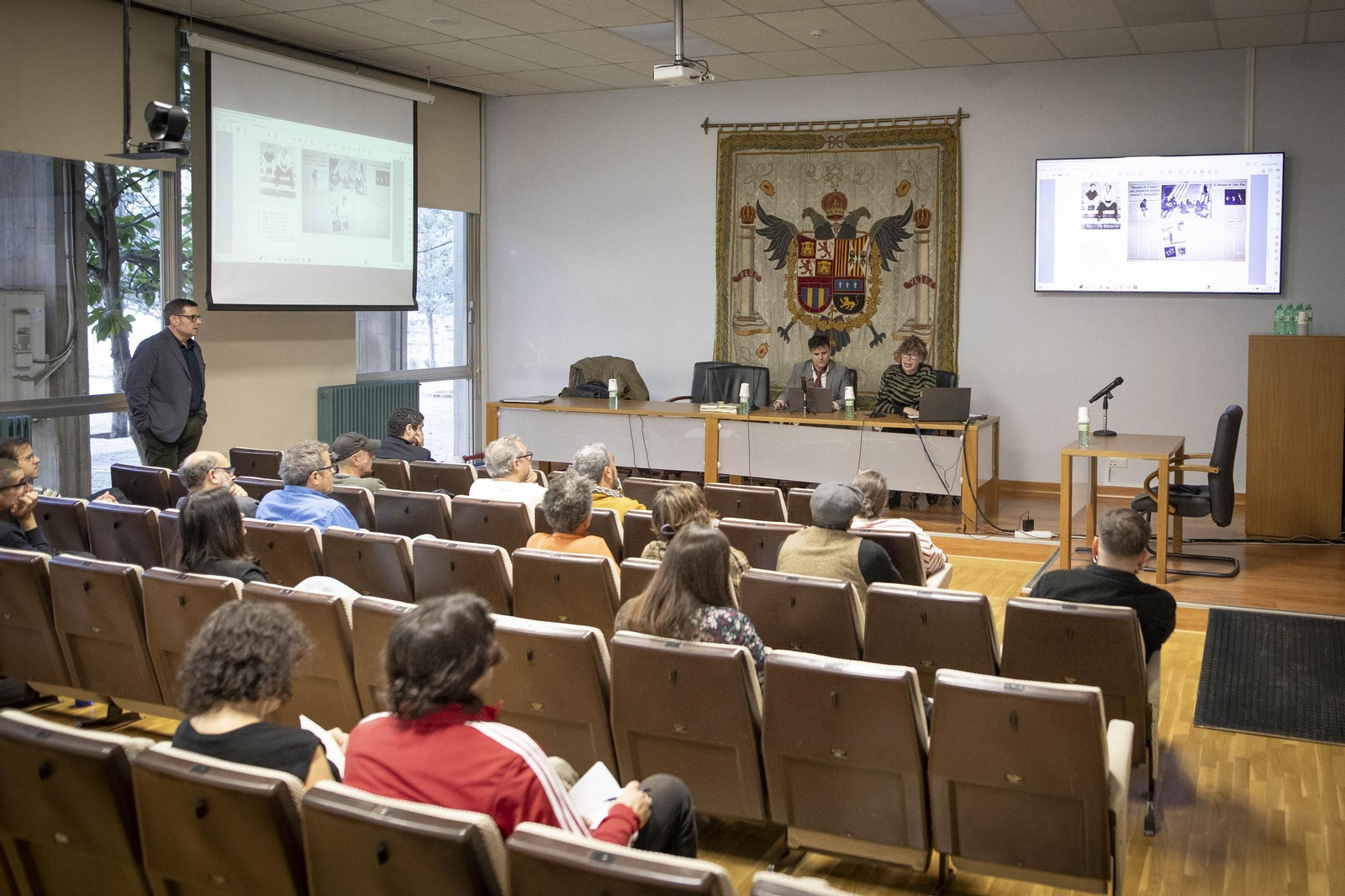 Un momento de la charla homenaje inicial sobre Jesus Arias en la Universidad de Granada.