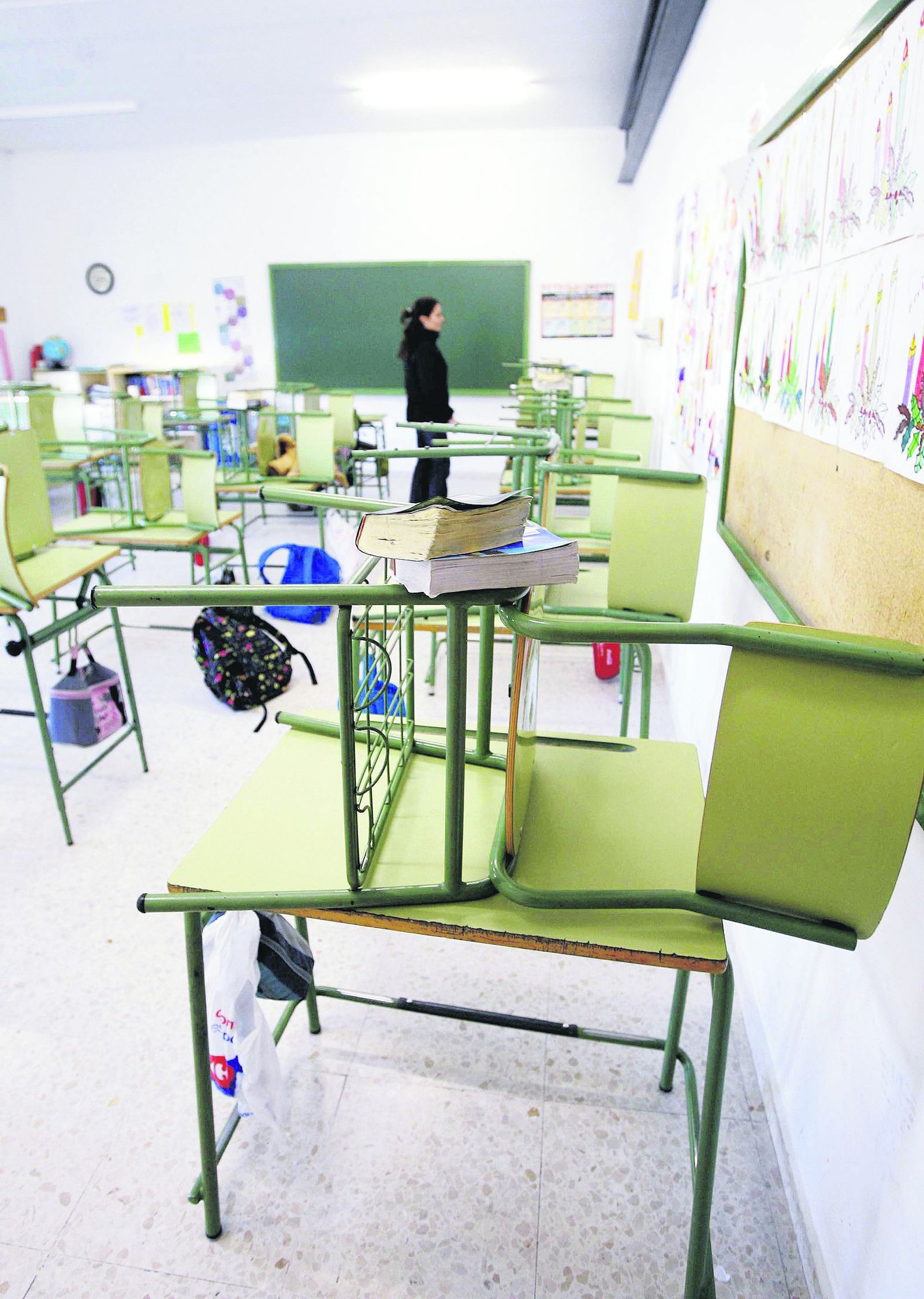 Una profesora en un aula.