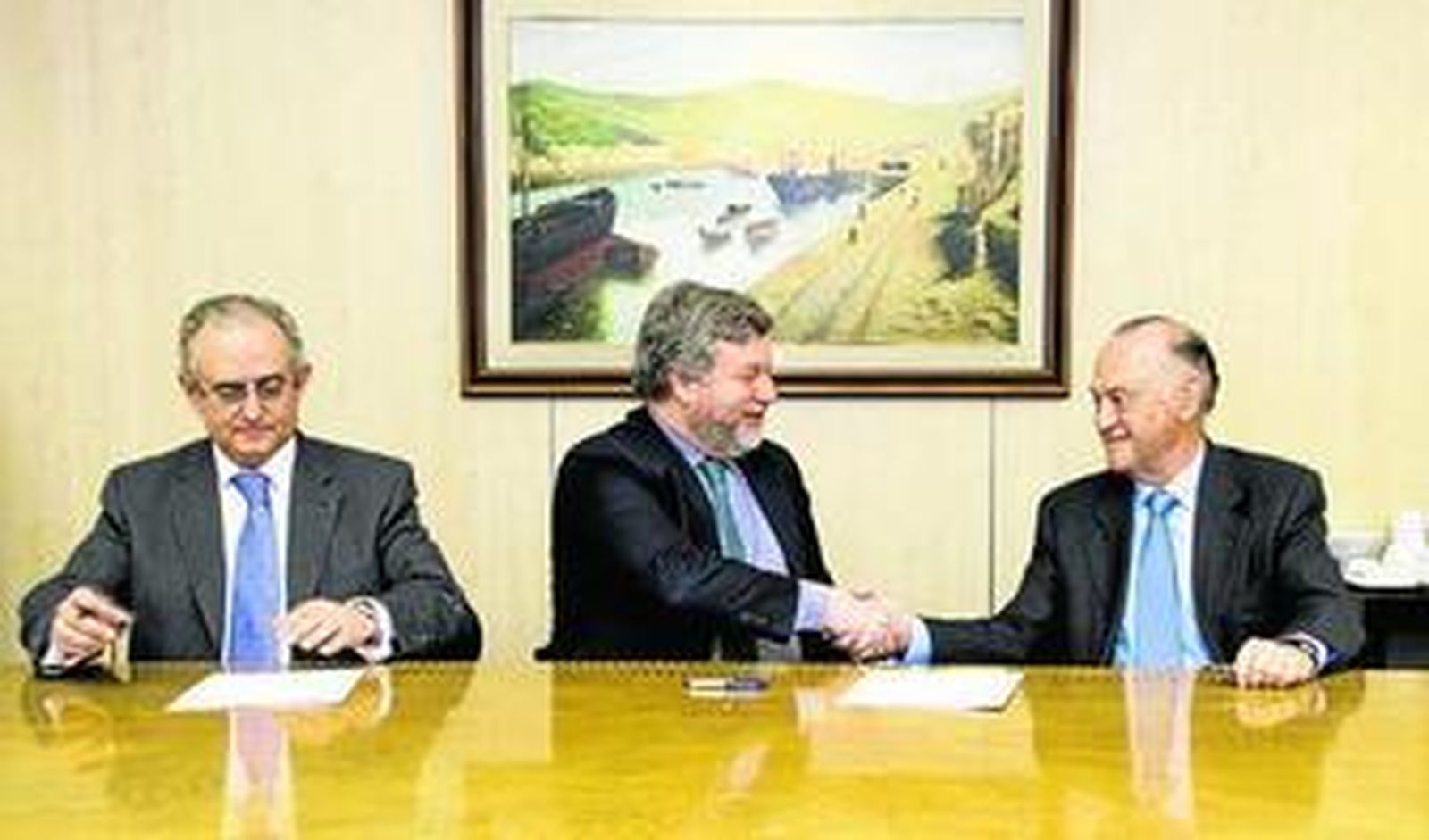 Representantes de Navantia y de la armadora Ondimar Transpotes Marítimos LDA, ayer en Madrid durante la firma de la carta de intenciones.
