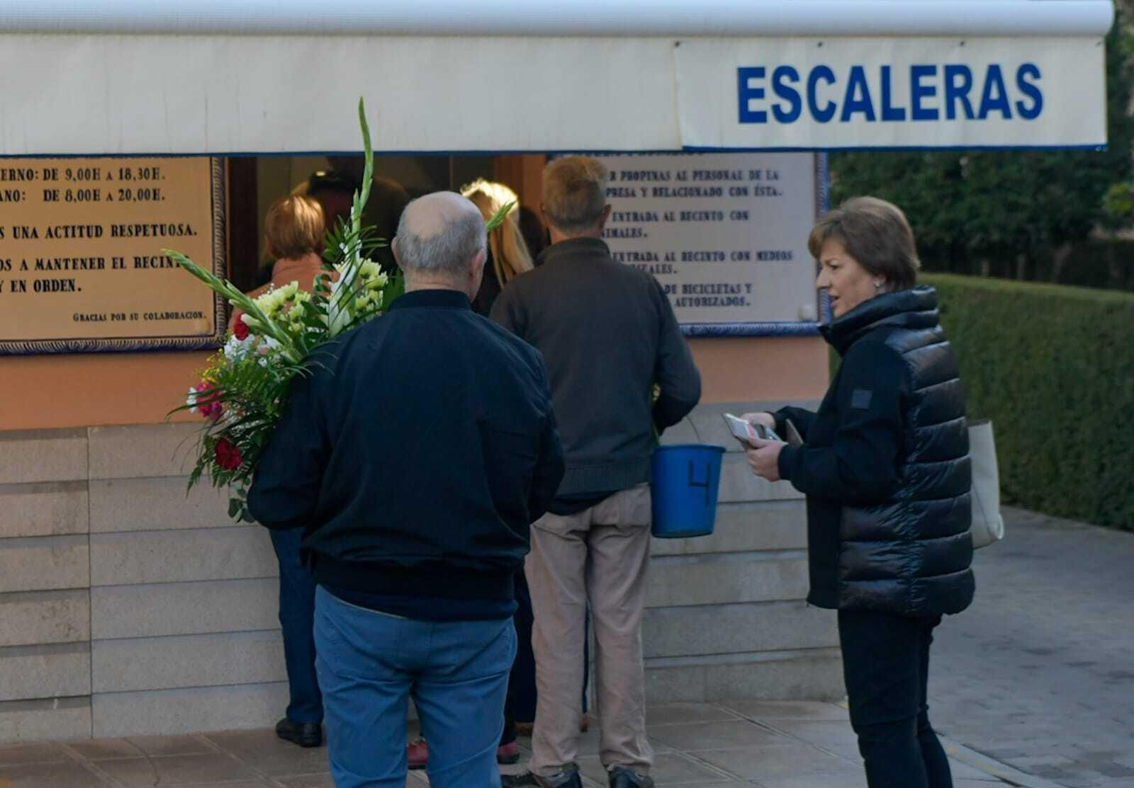 Las imágenes del Día de Todos los Santos en el cementerio de Granada