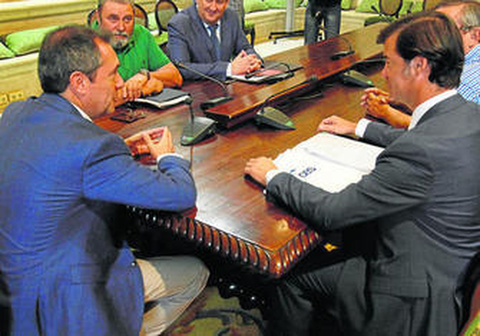 Miguel Rus, a la derecha del alcalde, durante una reunión celebrada en el Ayuntamiento en junio con representantes de los agentes económicos.