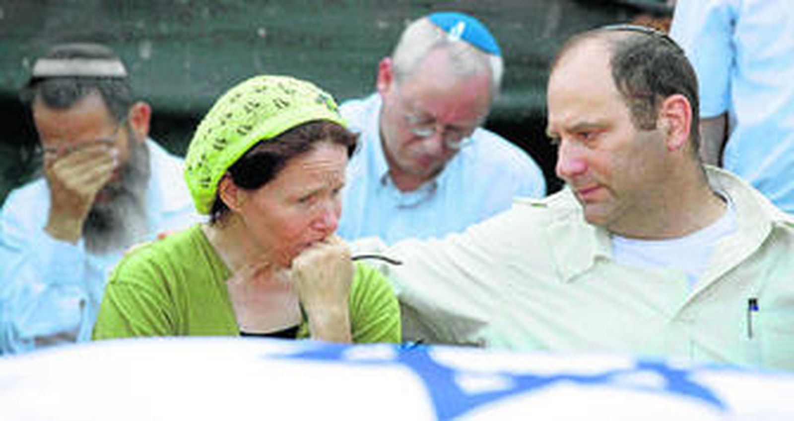 Los padres de Naftali Frenkel lloran durante la ceremonia del funeral de su hijo en Nof Ayalon.