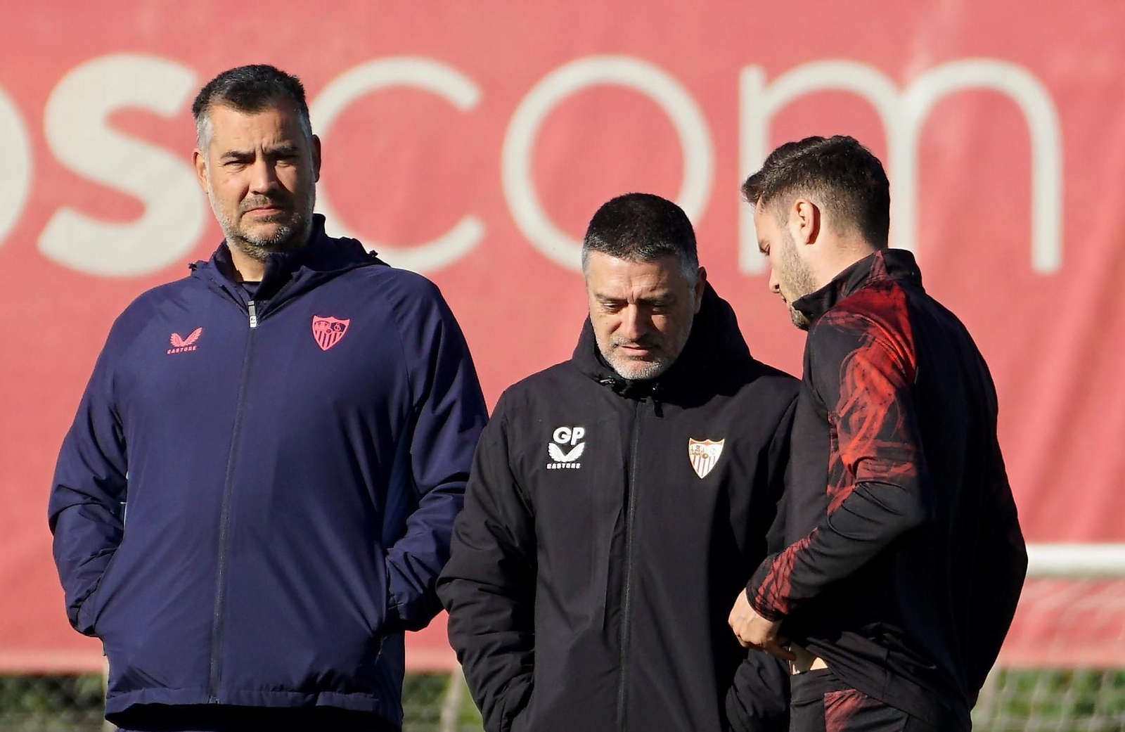 Saúl, que en el Sevilla ha sufrido la peor lesión de su carrera, charla con García Pimienta.