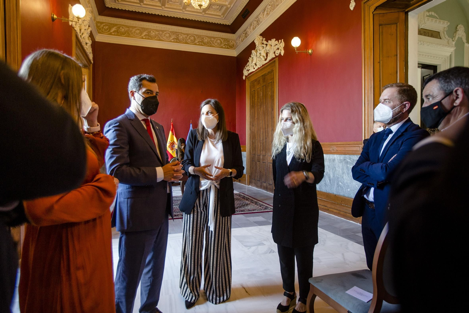 El presidente de la Junta, Juanma Moreno, junto a la alcaldesa, Patricia Cavada, la delegada del Gobierno andaluz, Ana Mestre, y algunos portavoces del Ayuntamiento isleño.