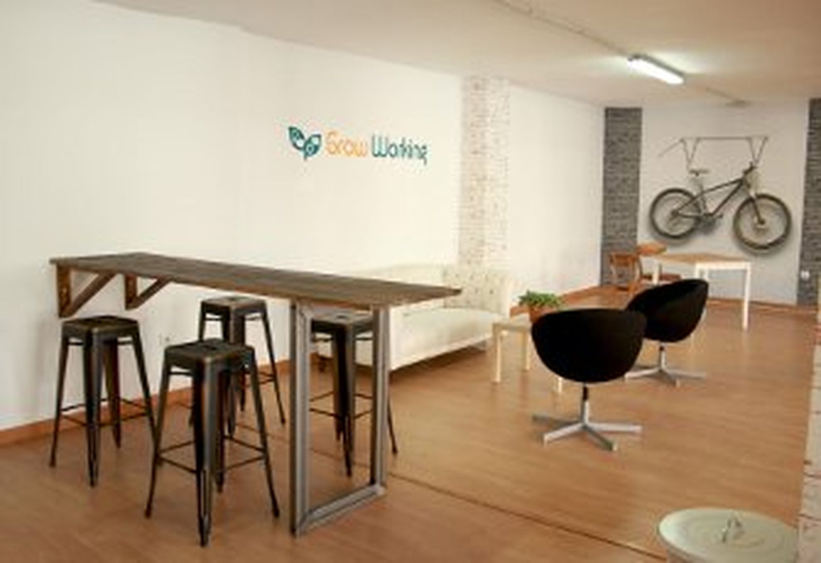 Abren un espacio de 'coworking' para evitar 'apalancarse' laboralmente en casa