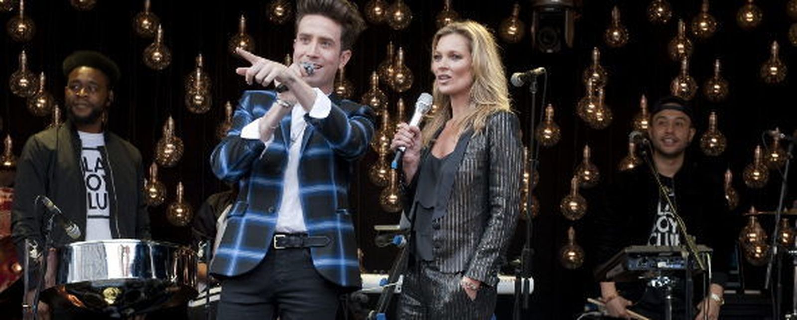 La modelo británica presentando su nueva colección. EFE/Will Oliver