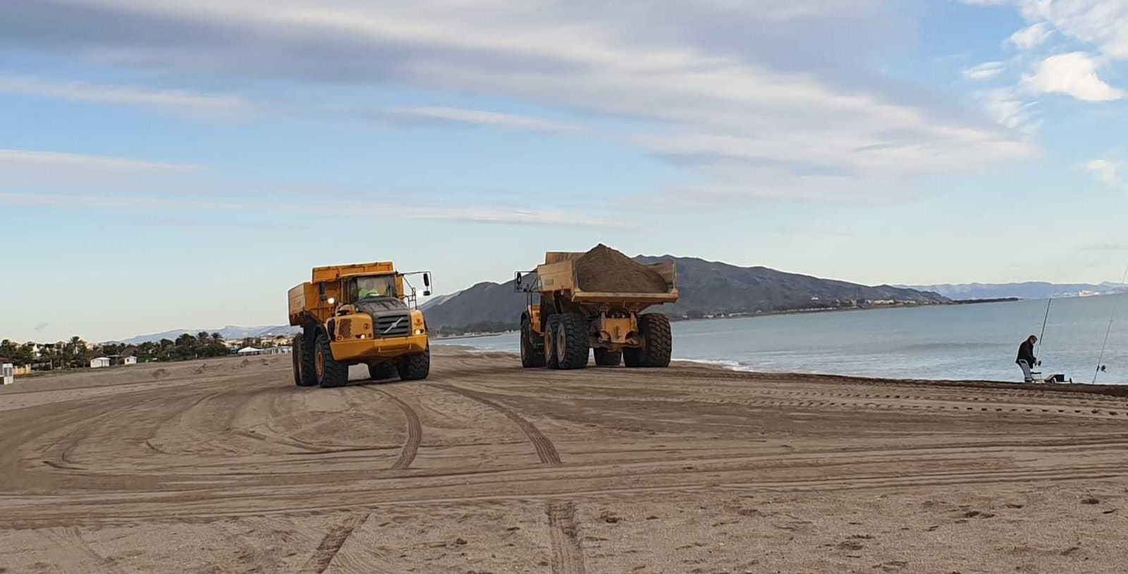 Trabajos de reposición de arena en una playa almeriense.