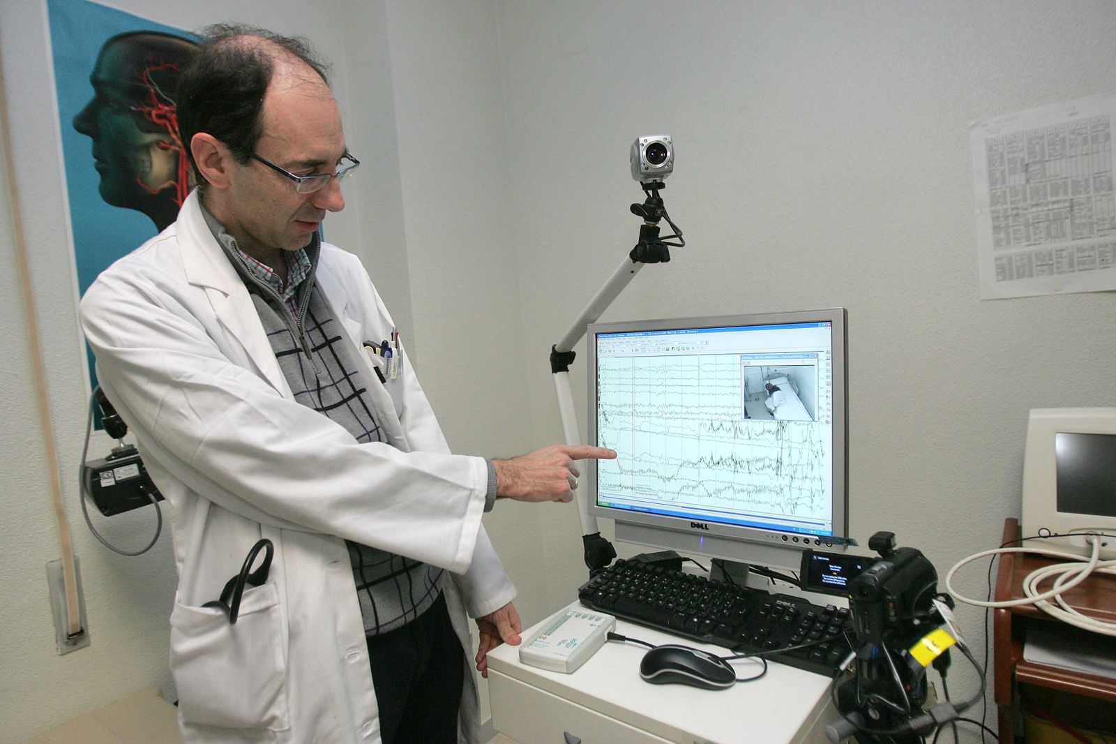 Imagen de archivo en la que el doctor Pedro Serrano muestra los resultados de una monitorización.