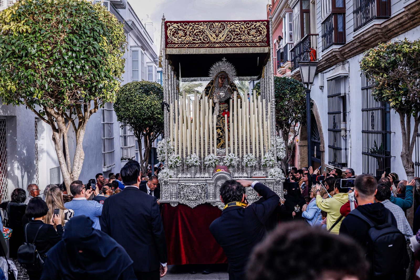Imágenes de la salida de Desamparados en la Semana Santa de San Fernando 2025