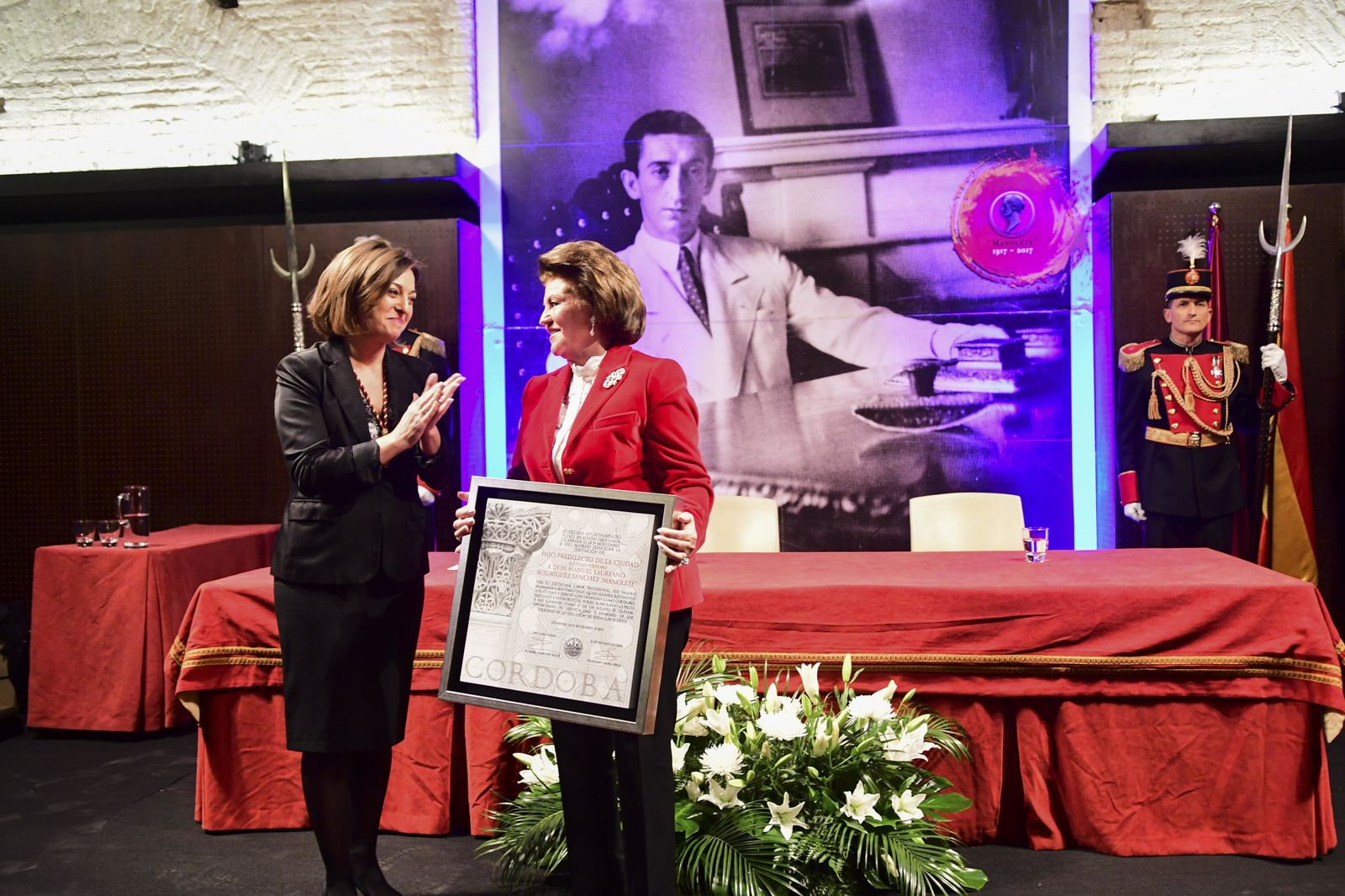 La alcaldesa entrega la distinción a la sobrina del torero.