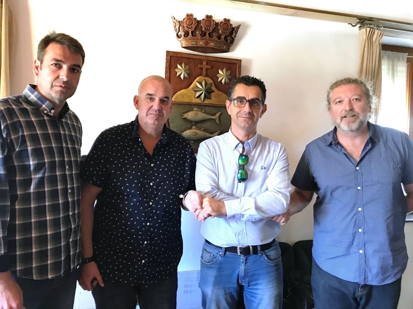 El alcalde de Barbate, Miguel Molina (segundo por la derecha), cuando selló semanas atrás su incorporación a la nueva formación política AxSí.