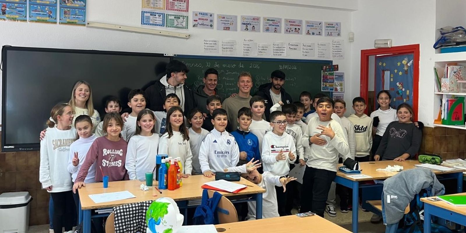 Jugadores y técnicos de la Balona, este viernes en el colegio Isabel la Católica