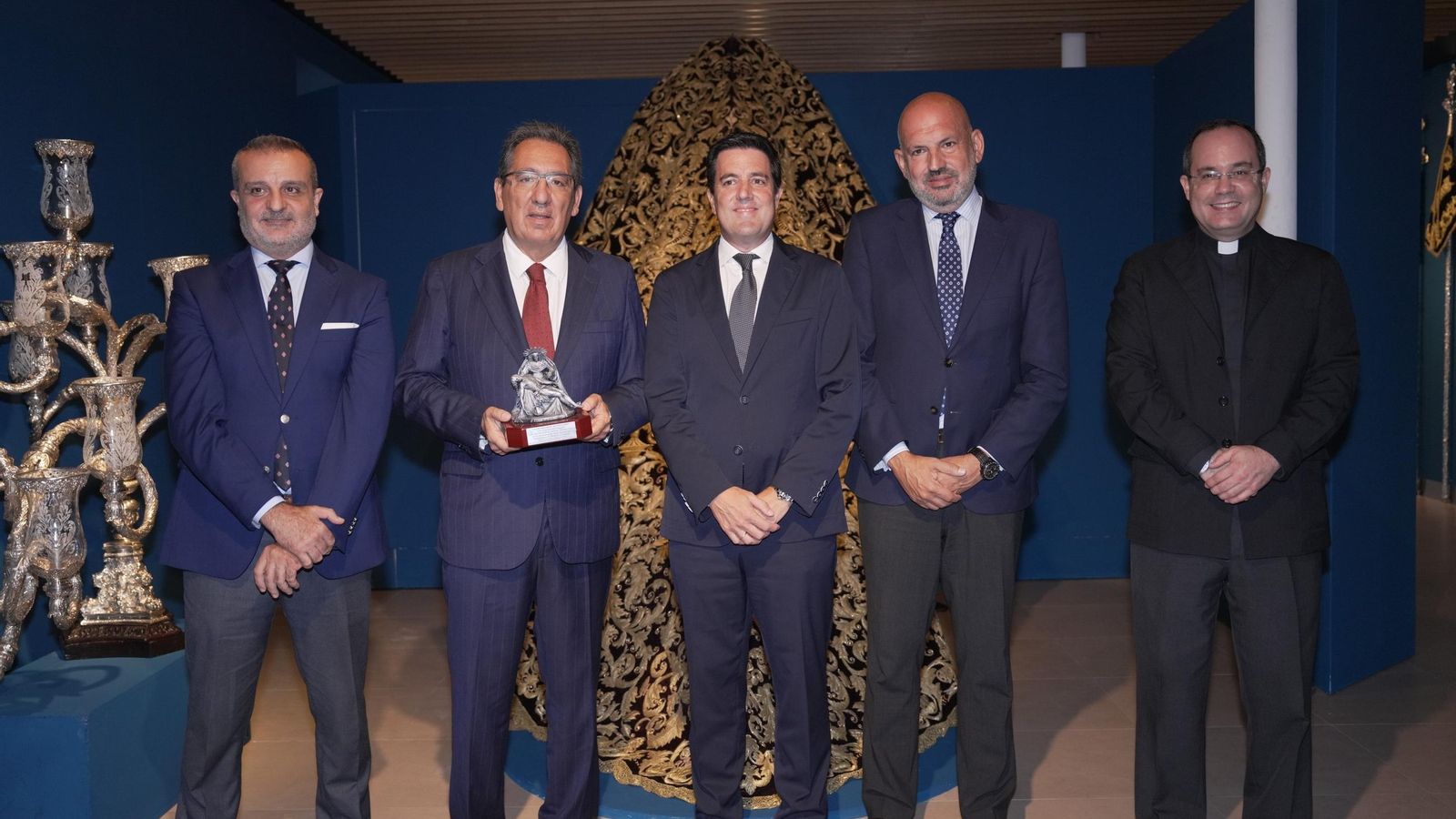 Fotografía de familia en la inauguración de la muestra