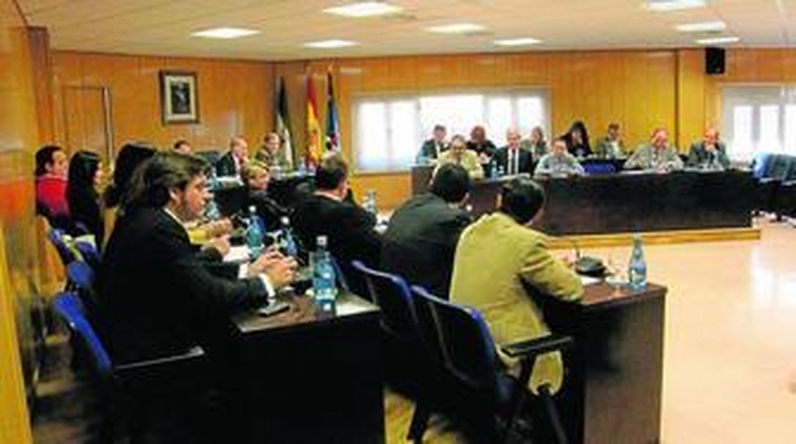 El pleno extraordinario comenzó ayer a las 8:00 horas de la mañana y se desarrolló durante hora y media.