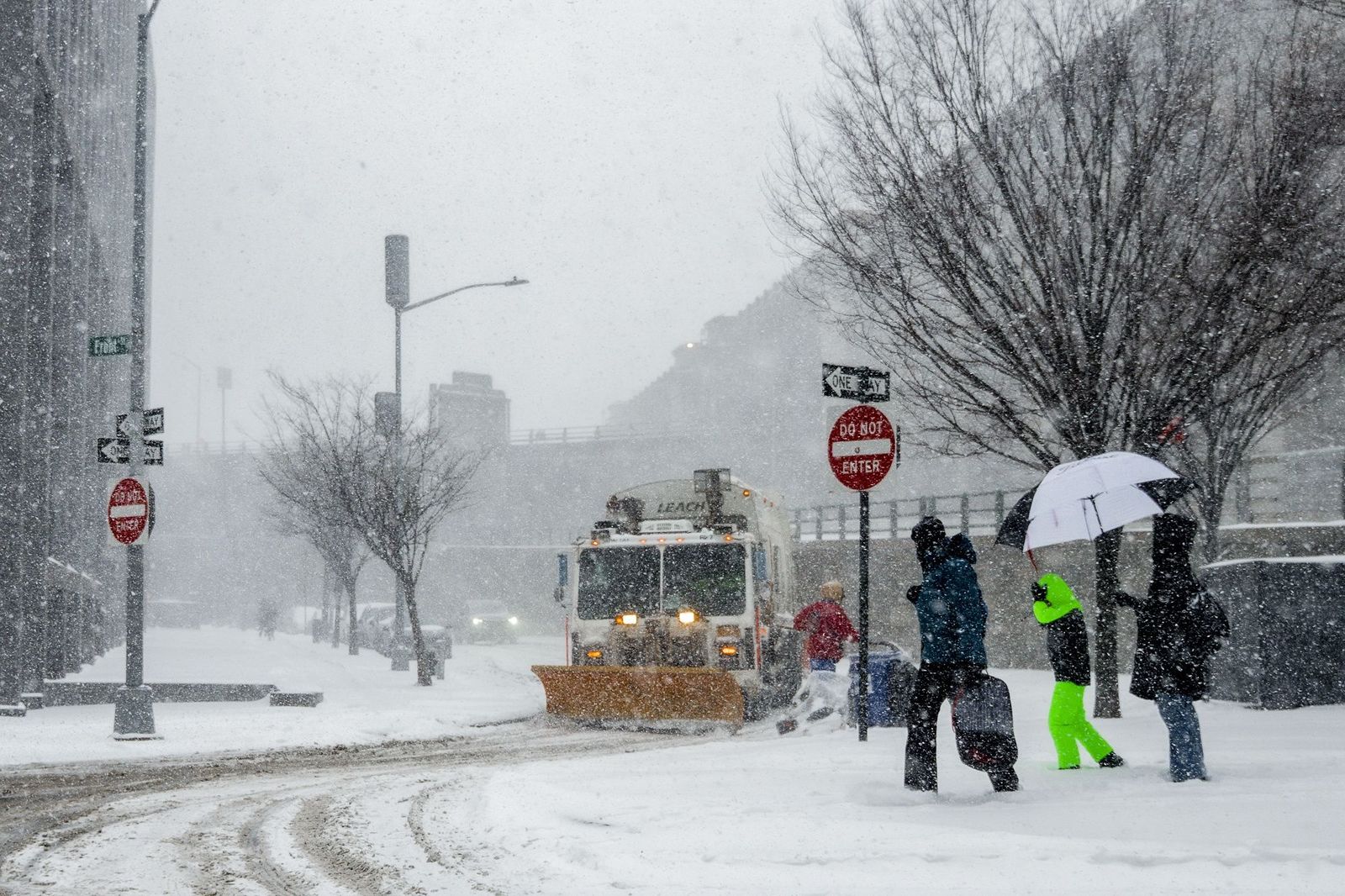 Las gélidas y blancas imágenes que deja la tormenta monstruosa en los EEUU