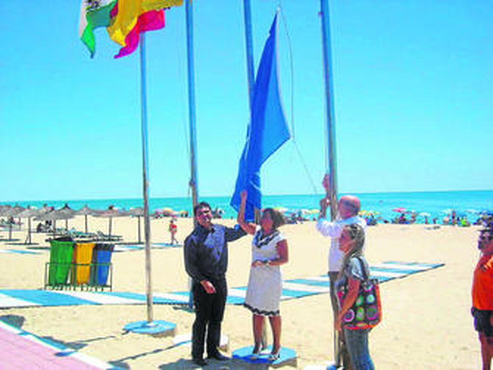 Izada de bandera azul en una de las playas de Isla Cristina.