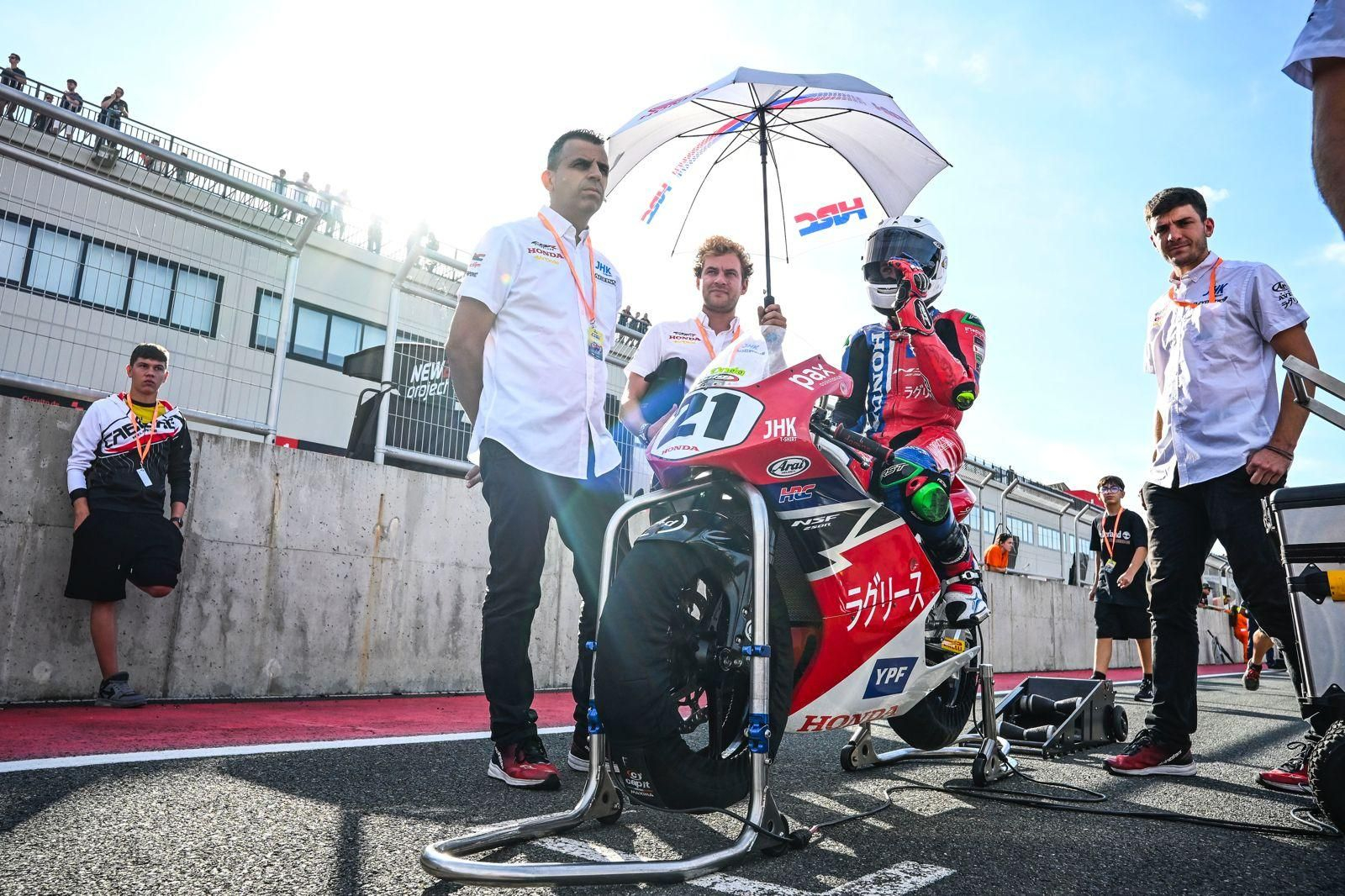 Concentrado momentos antes de salir a competir.