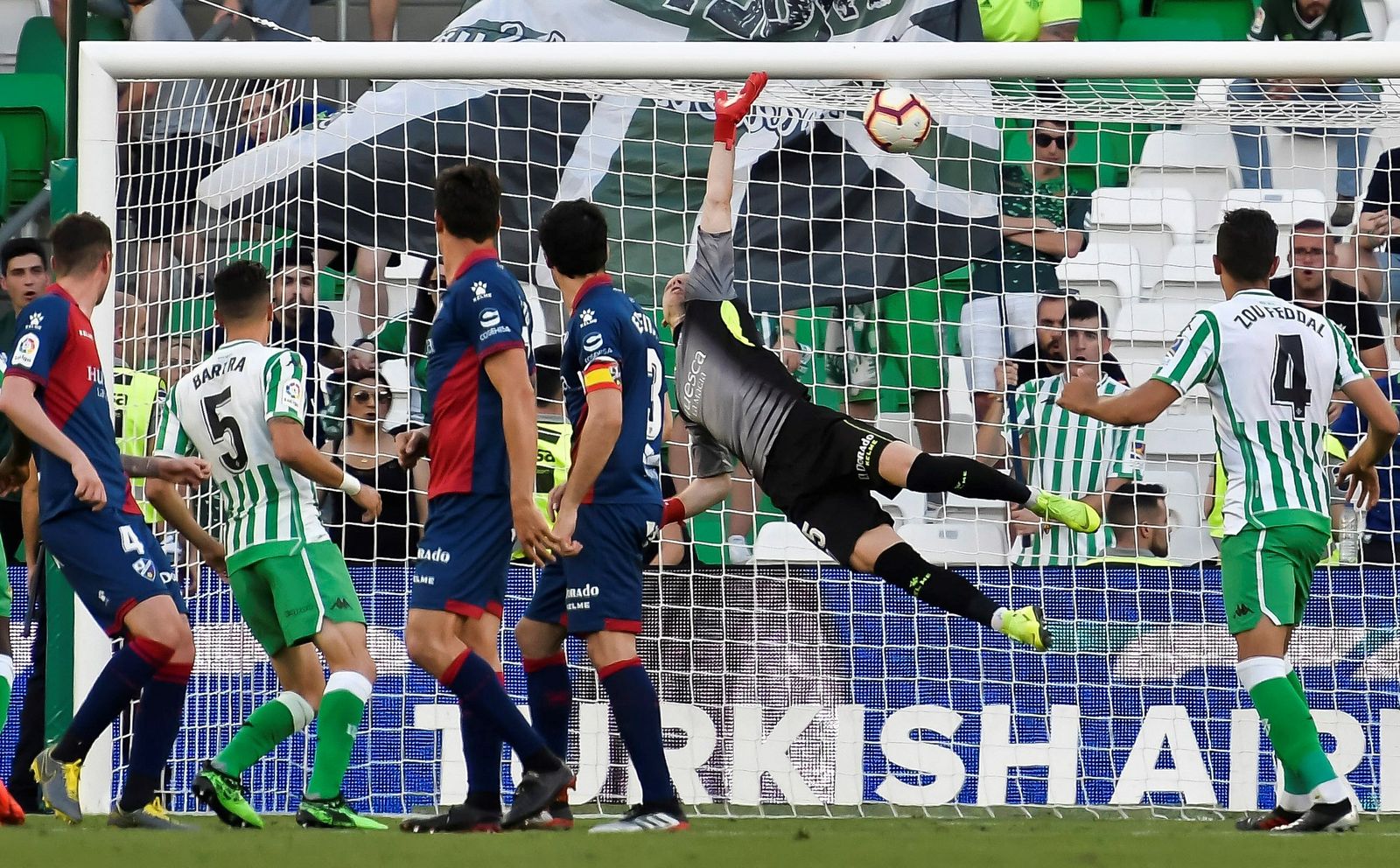 Joaquín marca el gol que le dio el triunfo al Huesca frente al Betis.