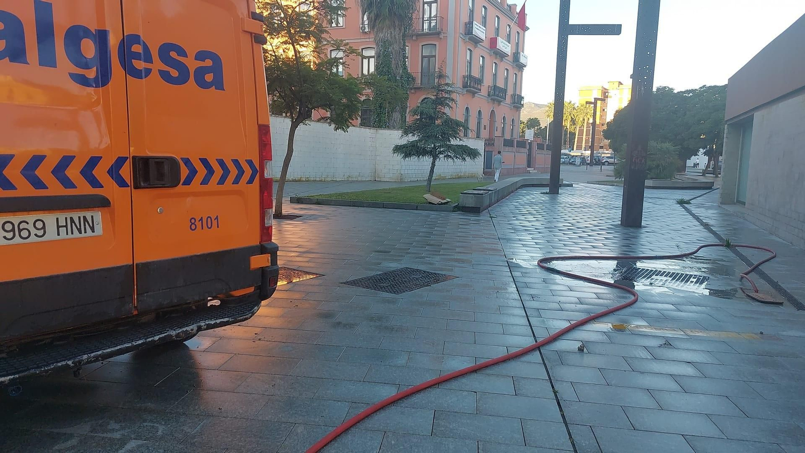 Un vehículo de la empresa pública Algesa limpia la zona donde apareció ensangrentado el indigente.