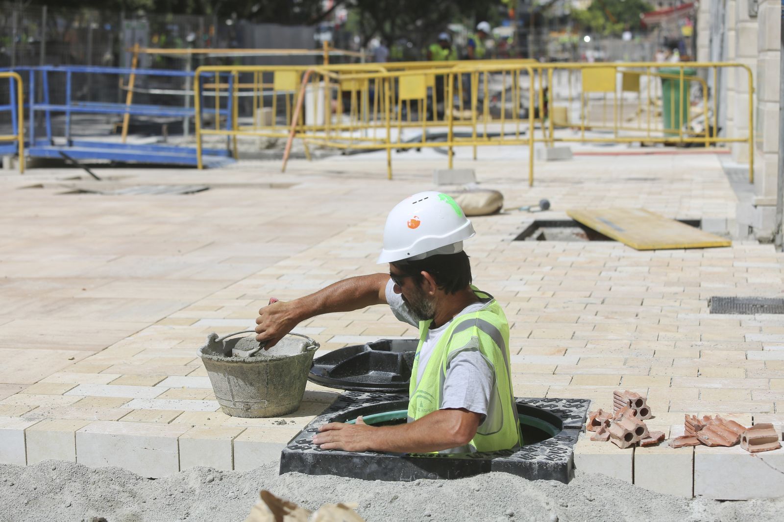 Un trabajador en las obras de la Alameda de Málaga capital.