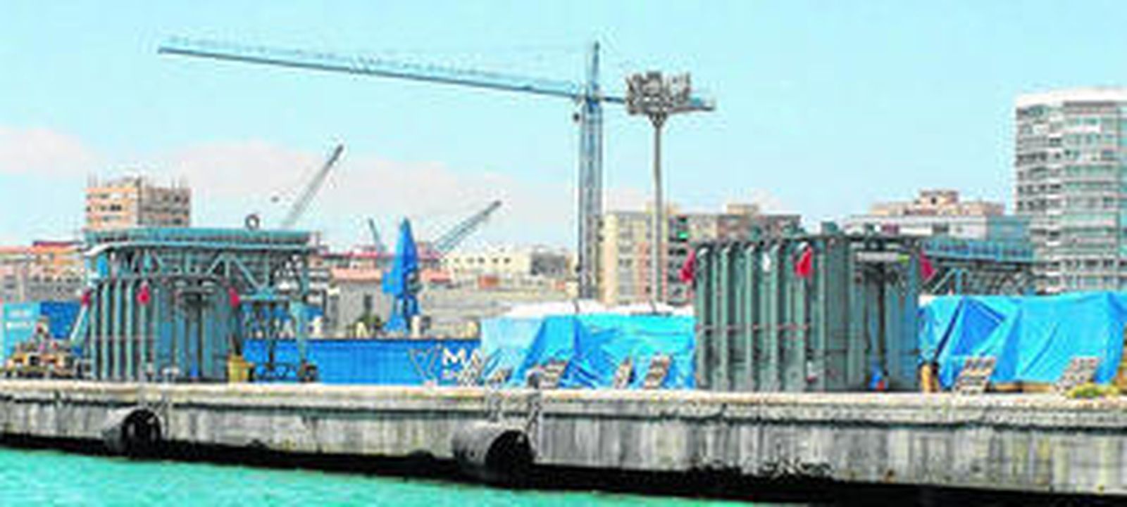 Transformadores esperando en el Muelle 7 para ser cargados con destino a Italia.