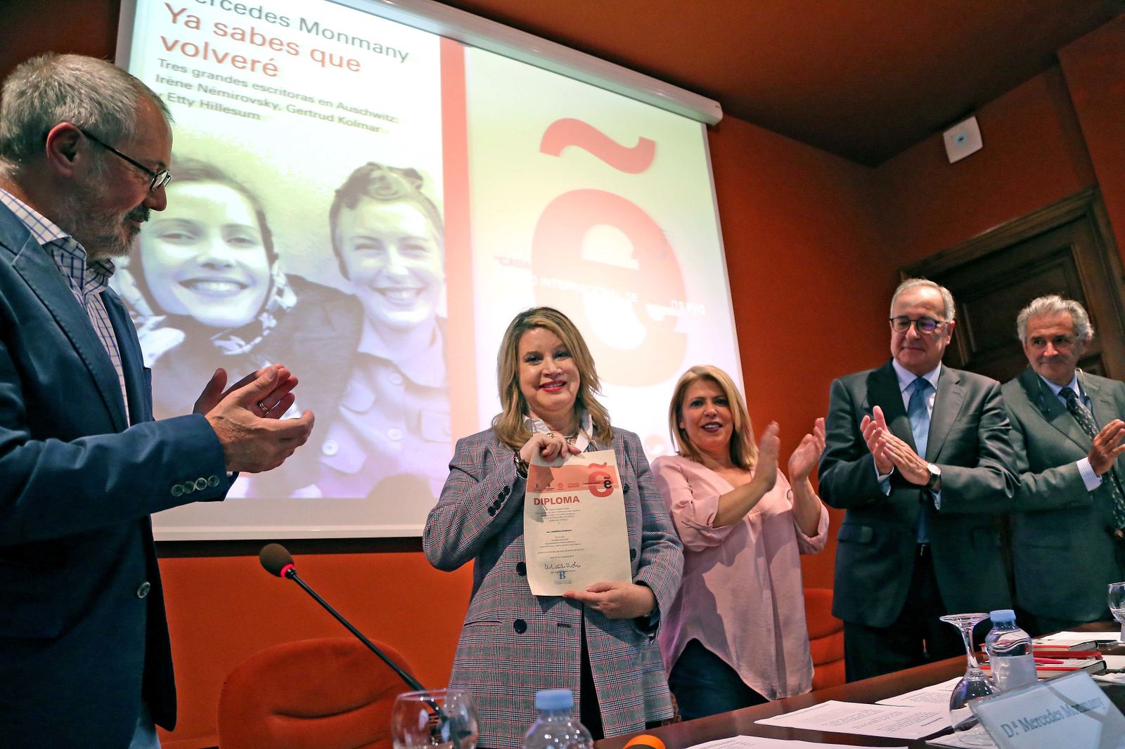 Momento de la entrega del premio a Mercedes Monamany