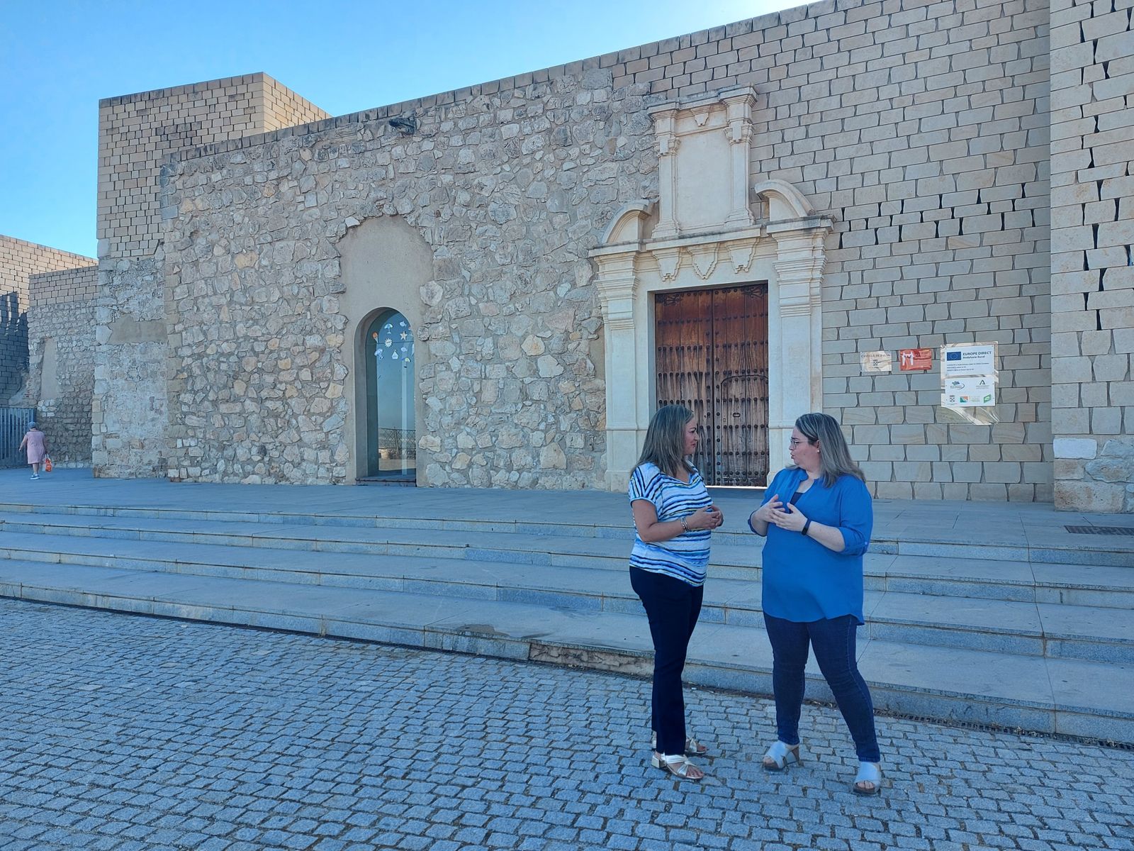 María Jesús Serrano y Almudena Sevillano, ante el Castillo de Baena.