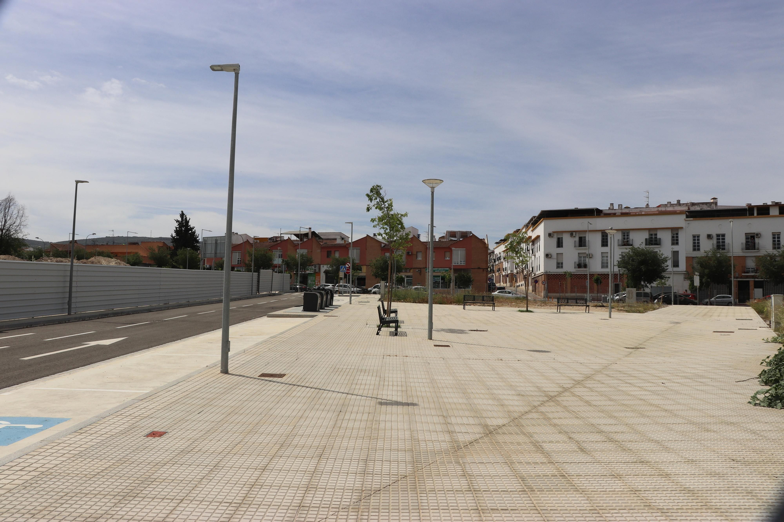 La nueva urbanización de la avenida de la Infancia en Lucena, en fotografías