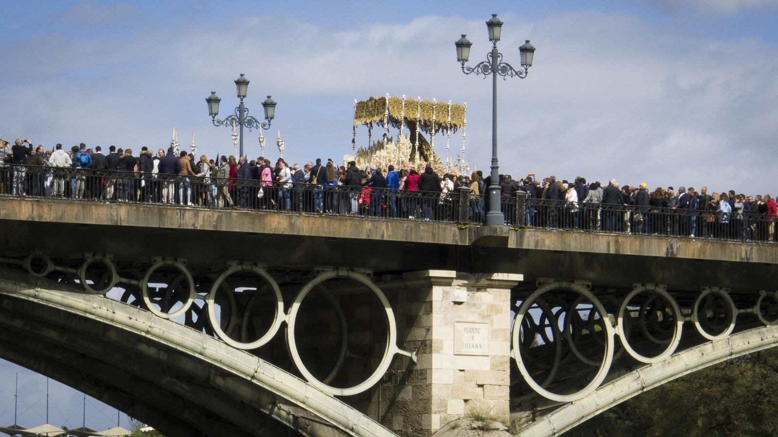 La Esperanza a su paso por el puente de Triana