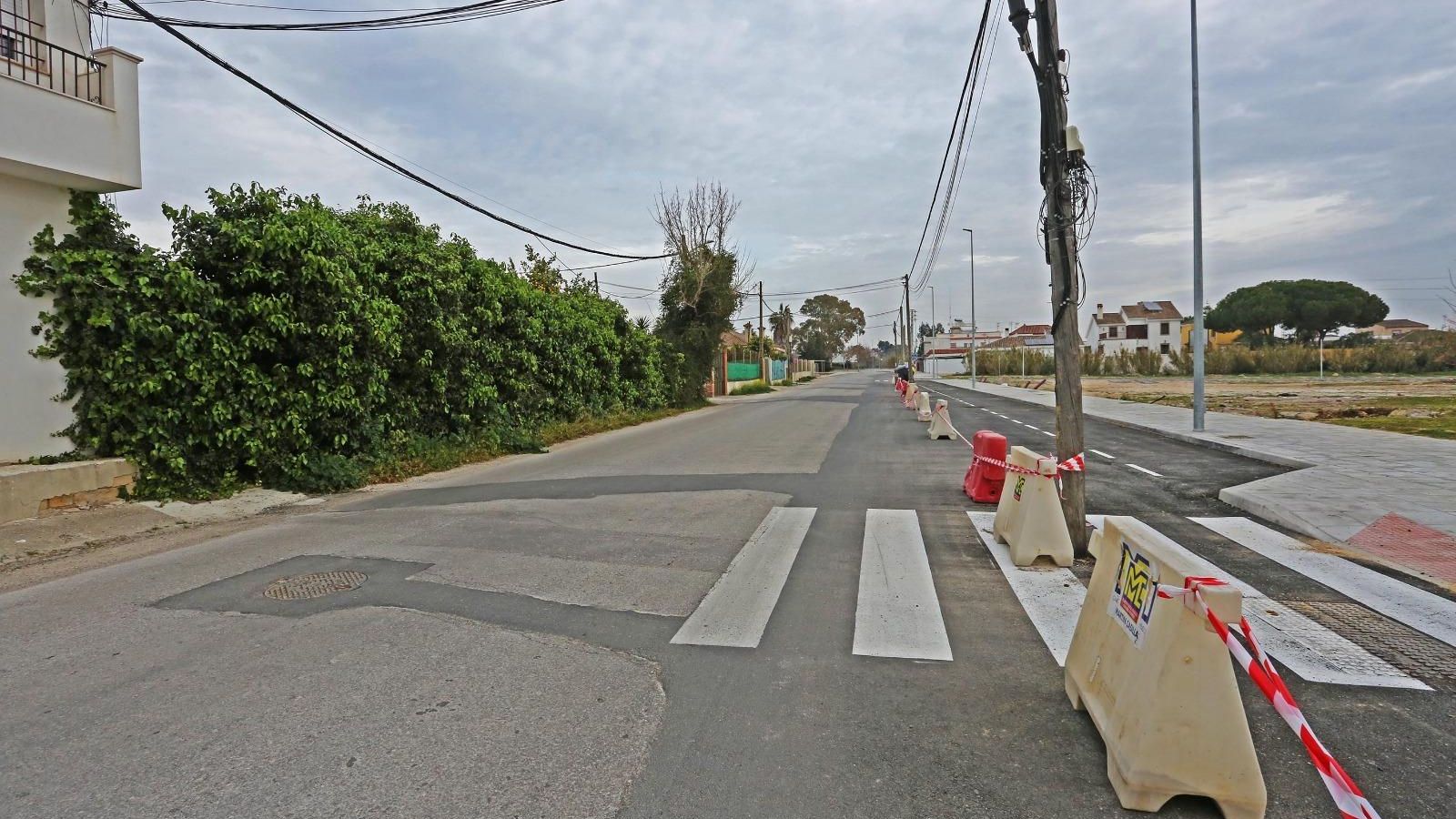 Pasos de peatones pintados a la mitad en la avenida de Espera.