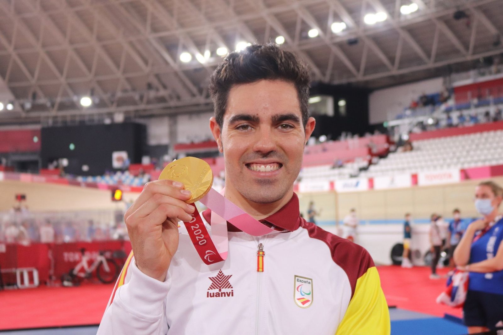 Alfonso Cabello posa con la medalla de oro lograda en Tokio.
