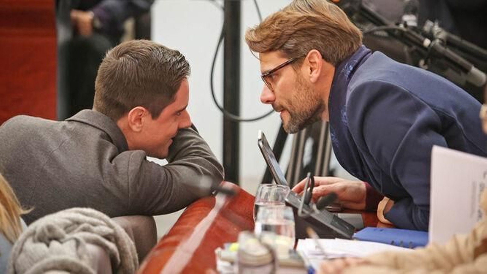 Rafael Mateos (d) conversa con el también concejal del PP de Jerez, Jaime Espinar.