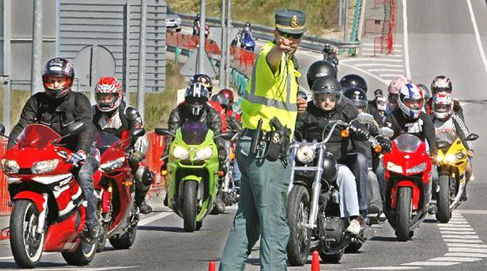 Los moteros inician la ´operación retorno´ tras el Gran Premio de Motociclismo en Jerez. 

Foto: Pascual y Manuel Aranda