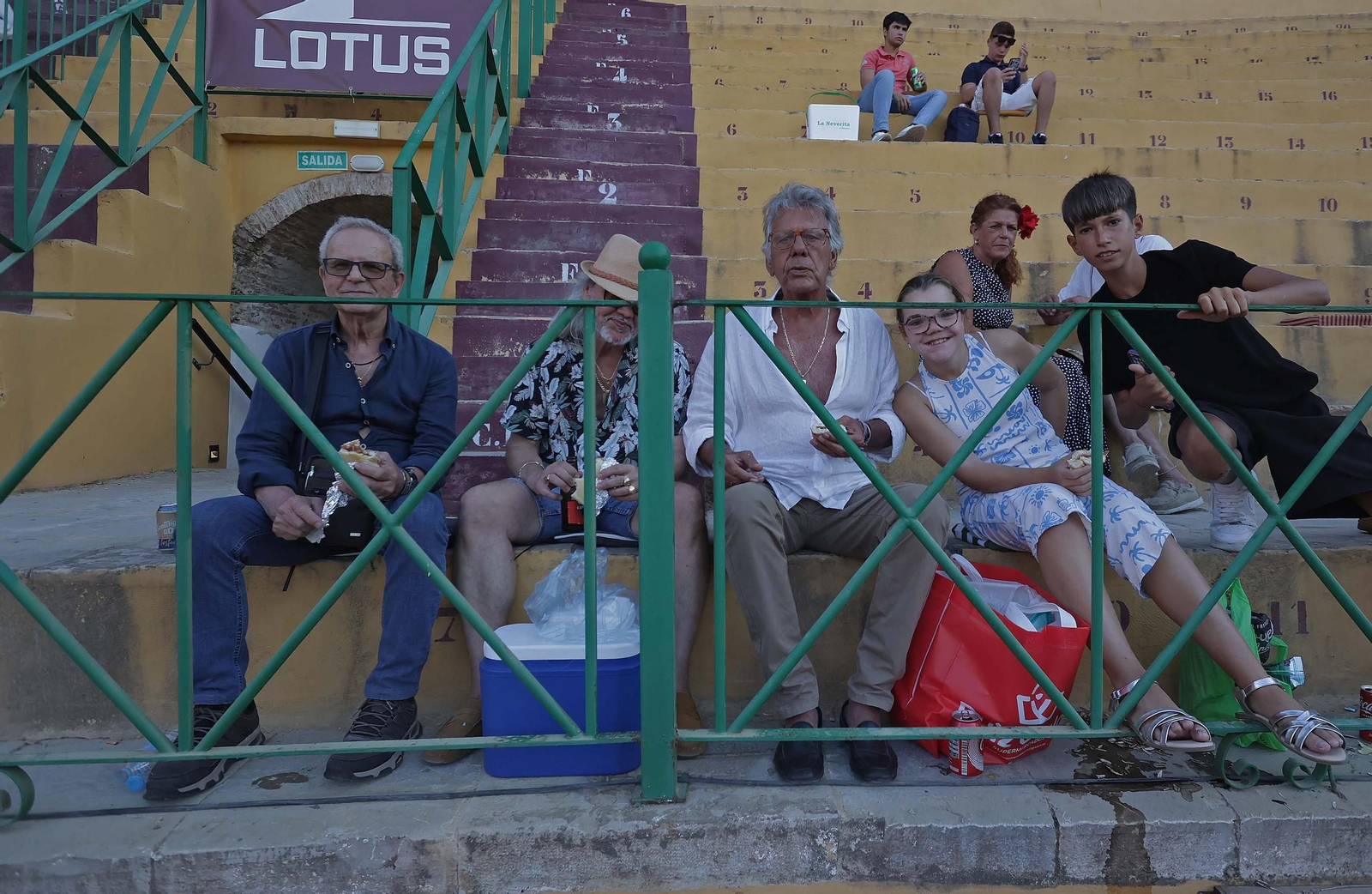 Búscate en la Plaza de Toros 'El Arenal' durante la novilla mixta con picadores del sábado de la Feria de La Línea