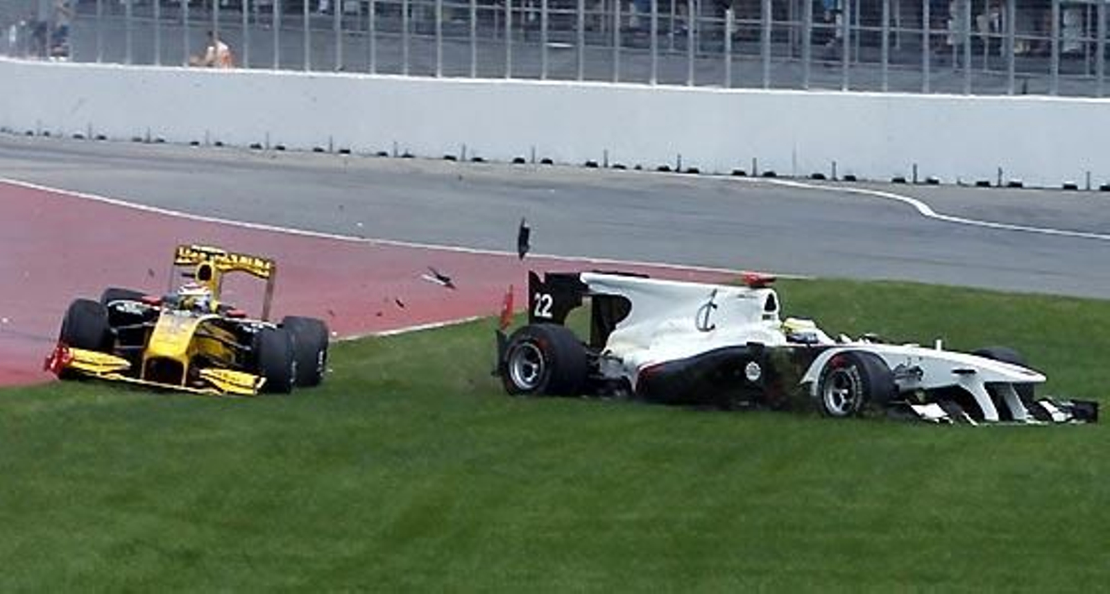 Vitaly Petrov (Renault) se lleva por delante el Sauber de Pedro de la Rosa en la primera vuelta.

Foto: Afp Photo / Reuters / Efe